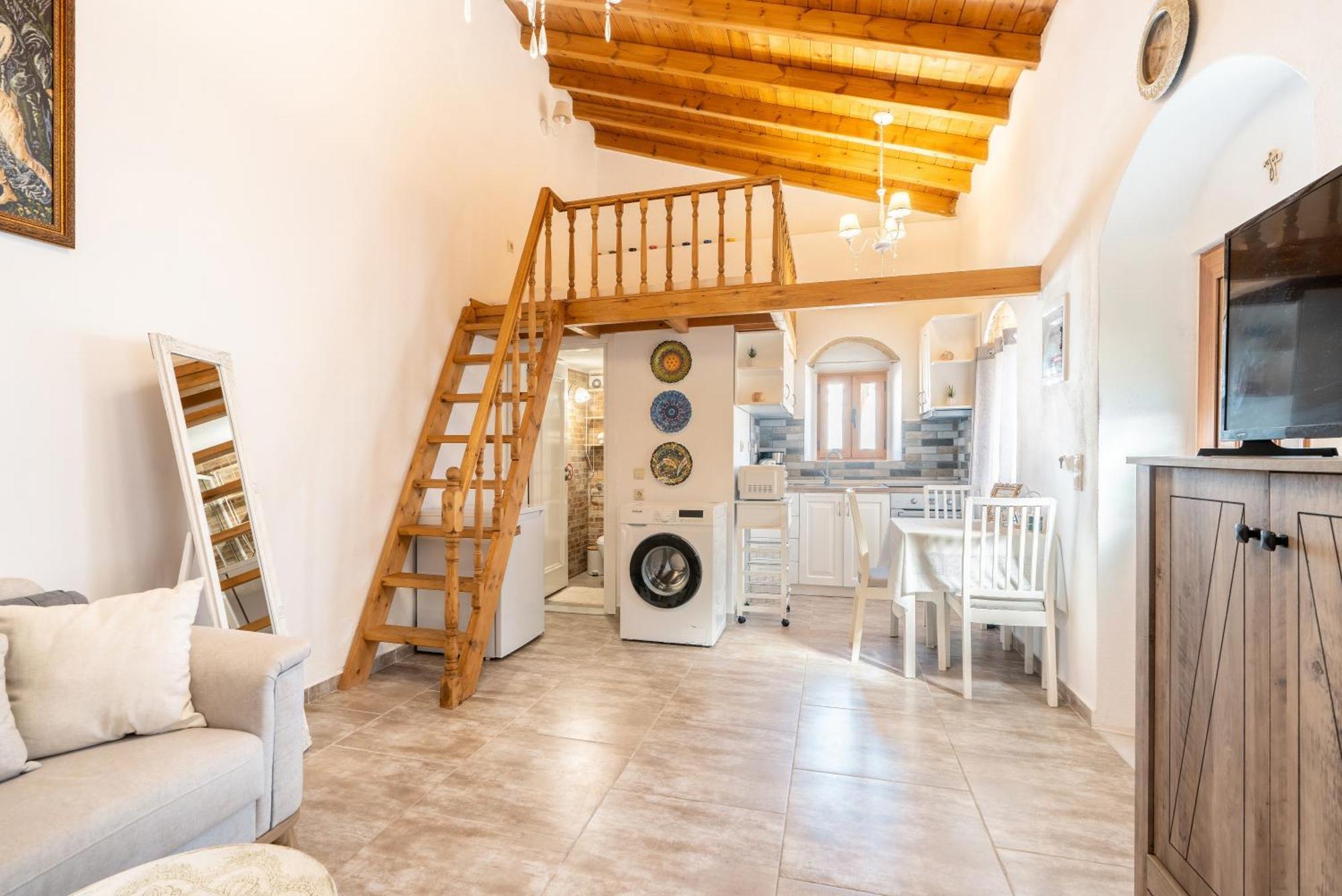 Alicia's Traditional In Paradisi